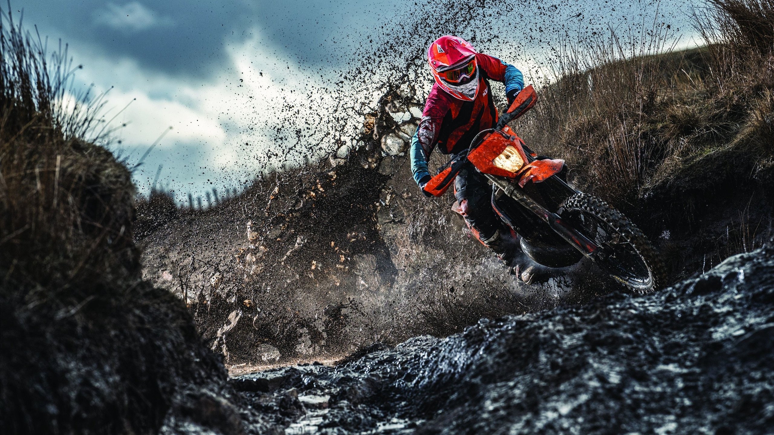 球队在极端天气下坚持高质量训练展现职业态度与抗压能力